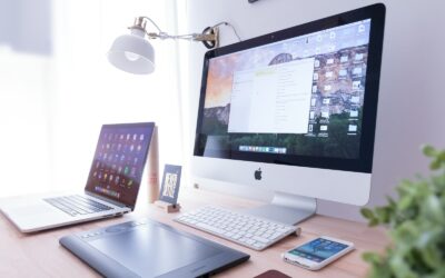 Quels outils SEO devrais-je utiliser pour identifier les mots-clés pertinents avant de commencer la rédaction du contenu ?