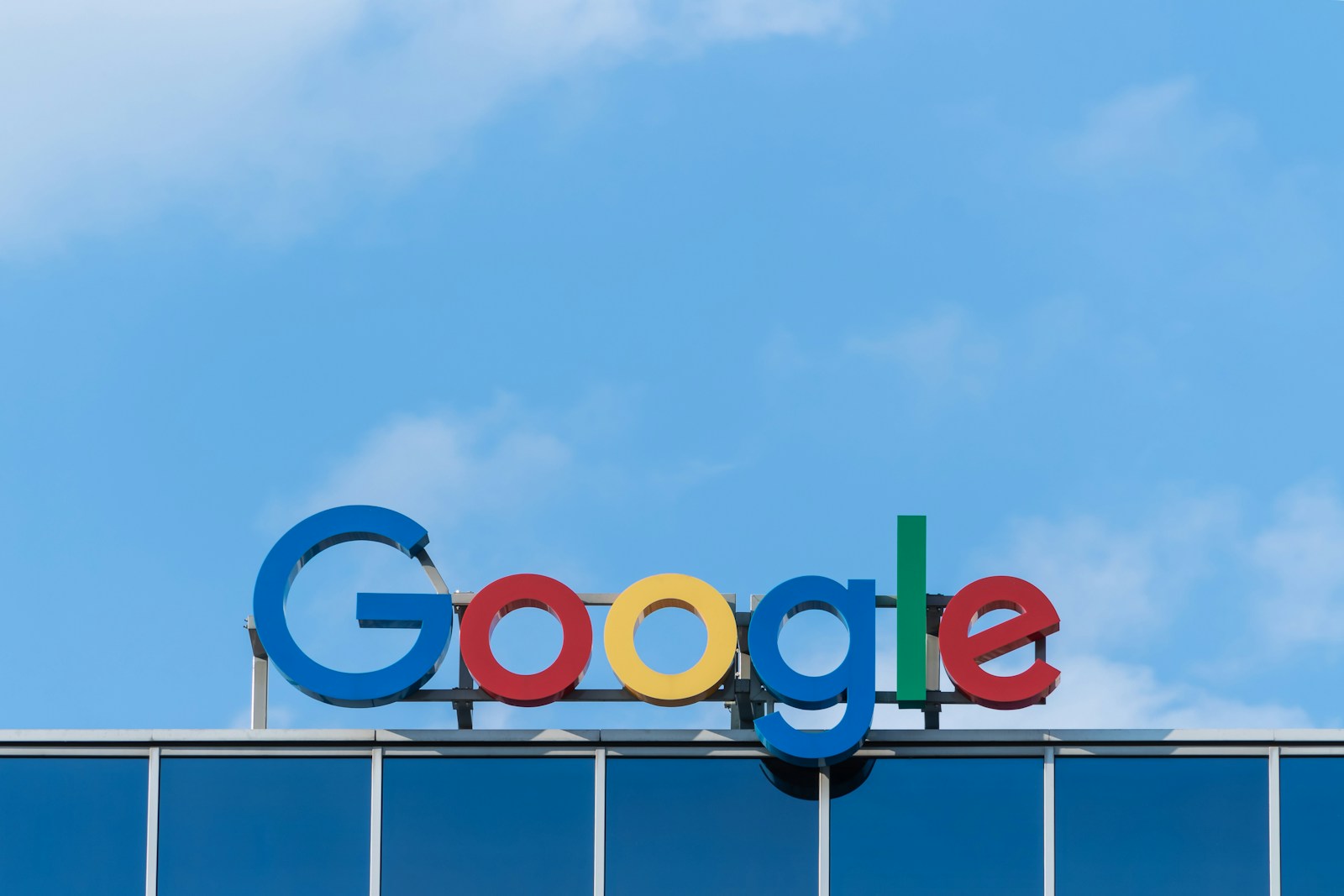 Photo by Pawel Czerwinski Google sign